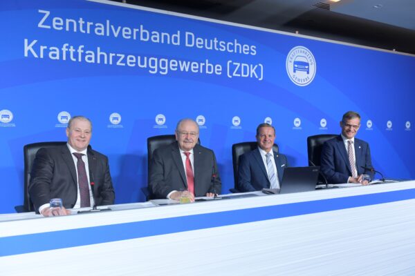 V. l. n. r: ZDK-Vizepräsident und Bundesinnungsmeister Detlef Peter Grün, ZDK-Präsident Jürgen Karpinski, ZDK-Vizepräsident Thomas Peckruhn und ZDK-Hauptgeschäftsführer Dr. Kurt-Christian Scheel. Foto: ProMotor/Jeske